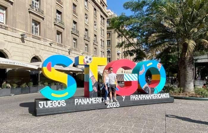 Ejemplo de letras gigantes intervenidas en Santiago
