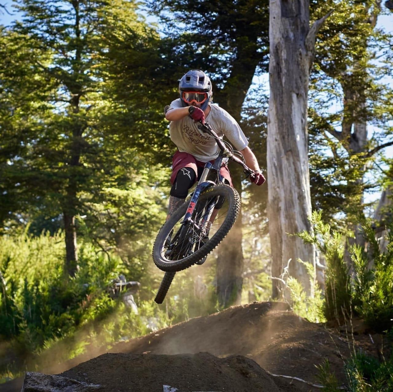 Mountain bike entre bosques