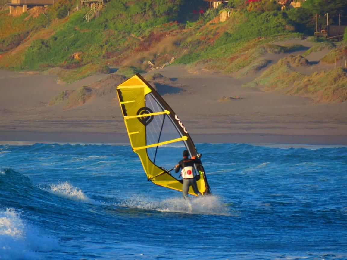Windsurf en la costa de Navidad